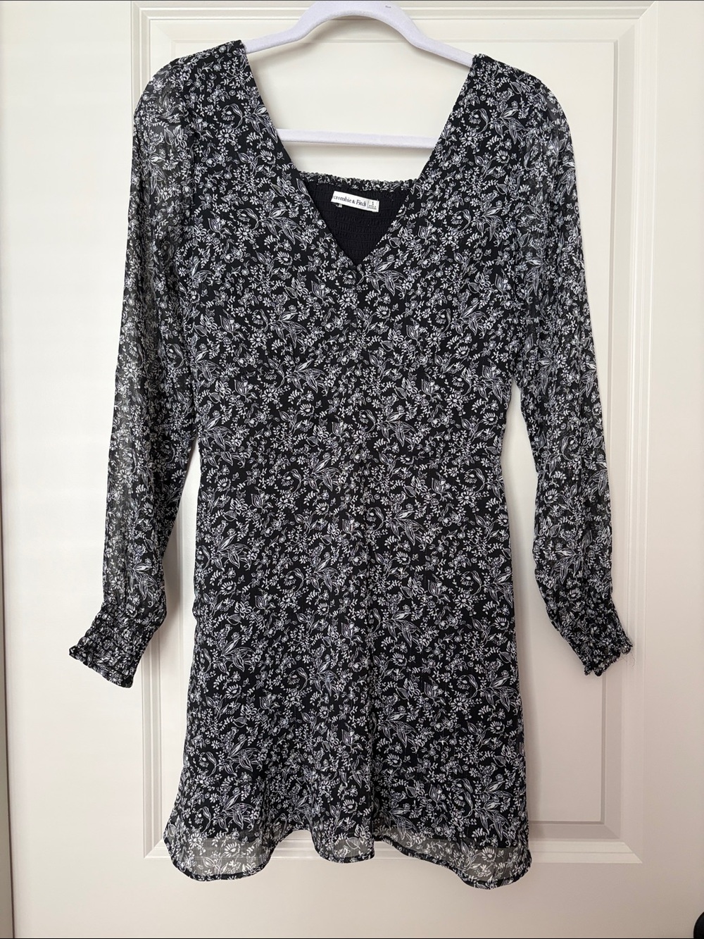 Abercrombie & Fitch Black and White Long-Sleeve V-Neck Mini Dress